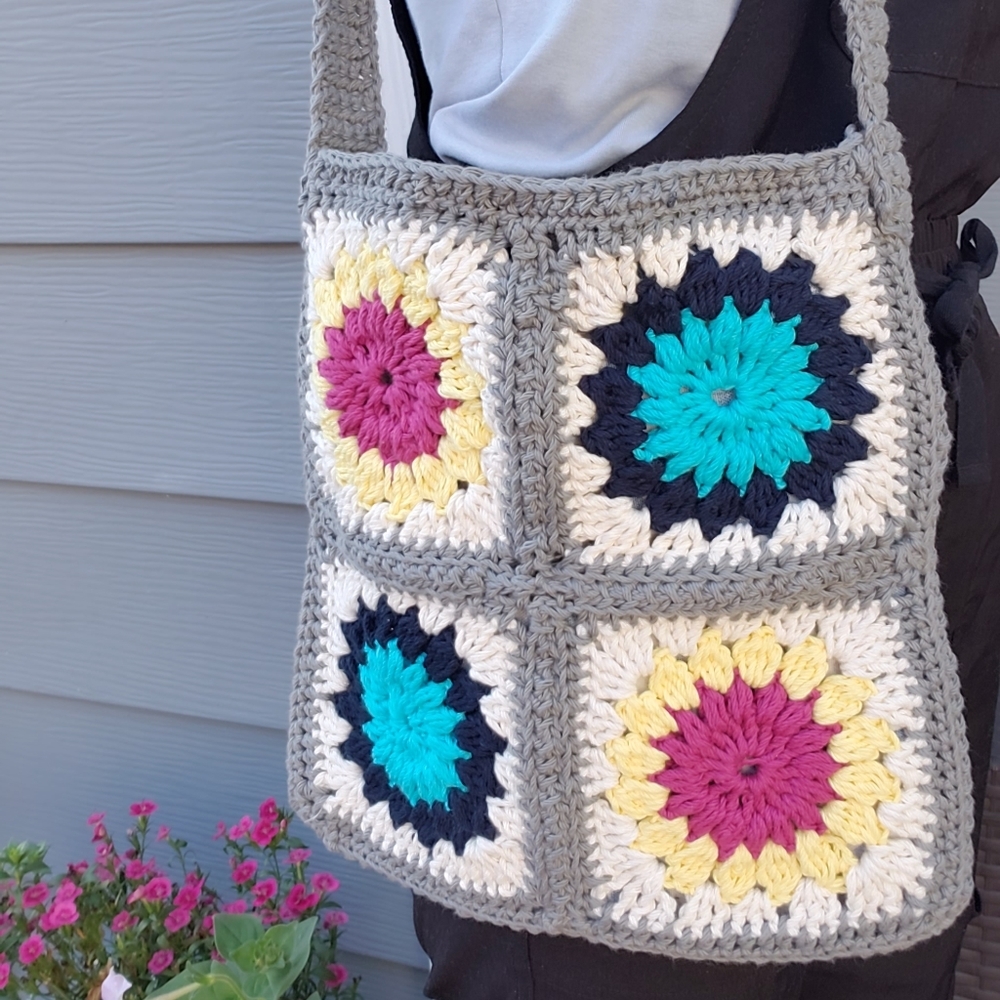 The Morning Glory Crochet Shoulder Bag - Picture 3 of 5
